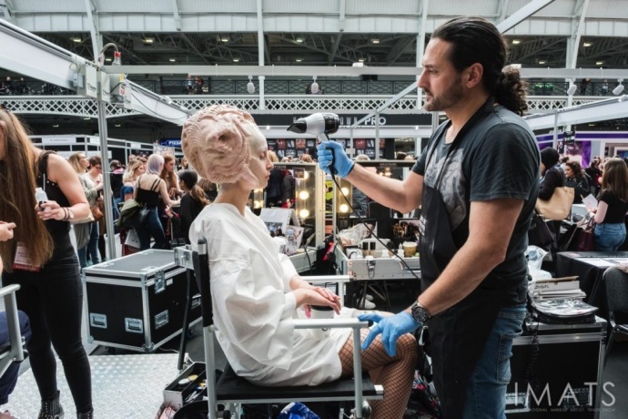 中國(guó)首位入圍IMATS大(dà)賽的(de)特效化(huà)妝師(shī)！