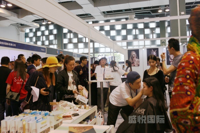 2017SHCC盛況回顧，看(kàn)盛悅國(guó)際現(xiàn)場(chǎng)展示物(wù)理(lǐ)特效化(huà)妝（多(duō)圖來(lái)襲！）