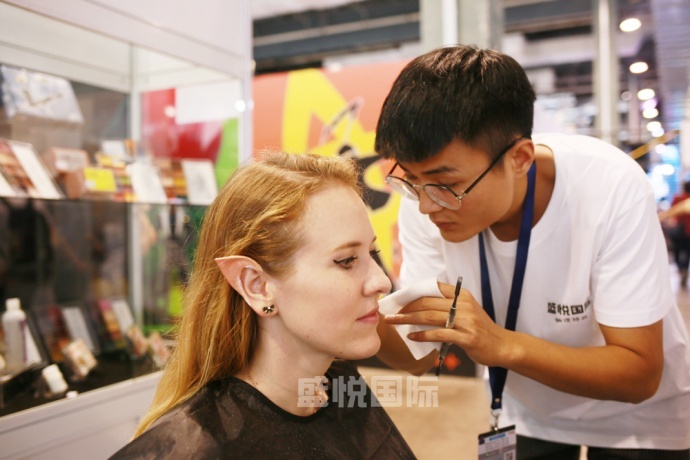 2017SHCC盛況回顧，看(kàn)盛悅國(guó)際現(xiàn)場(chǎng)展示物(wù)理(lǐ)特效化(huà)妝（多(duō)圖來(lái)襲！）
